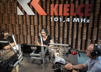 28.07.2021. Radio Kielce. Punkty Widzenia. Na zdjęciu (od lewej):  Beata Szczepanek - rzecznik świętokrzyskiego oddziału Narodowego Funduszu Zdrowia, Magdalena Sitek - Radio Kielce, Marcin Pasiarski - kierownik Kliniki Hematologii i Transplantacji Szpiku w Świętokrzyskim Centrum Onkologii w Kielcach / Dionizy Krawczyński / Radio Kielce