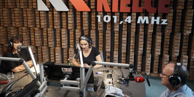 28.07.2021. Radio Kielce. Punkty Widzenia. Na zdjęciu (od lewej):  Beata Szczepanek - rzecznik świętokrzyskiego oddziału Narodowego Funduszu Zdrowia, Magdalena Sitek - Radio Kielce, Marcin Pasiarski - kierownik Kliniki Hematologii i Transplantacji Szpiku w Świętokrzyskim Centrum Onkologii w Kielcach / Dionizy Krawczyński / Radio Kielce