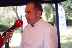 30.07.2021. Letnia kuchnia Radia Kielce. Piątkowa rybka. Na zdjęciu Marcin Maciąg, szef kuchni hotelu Pod Ciżemką w Sandomierzu / Anna Kwapisz / Radio Kielce