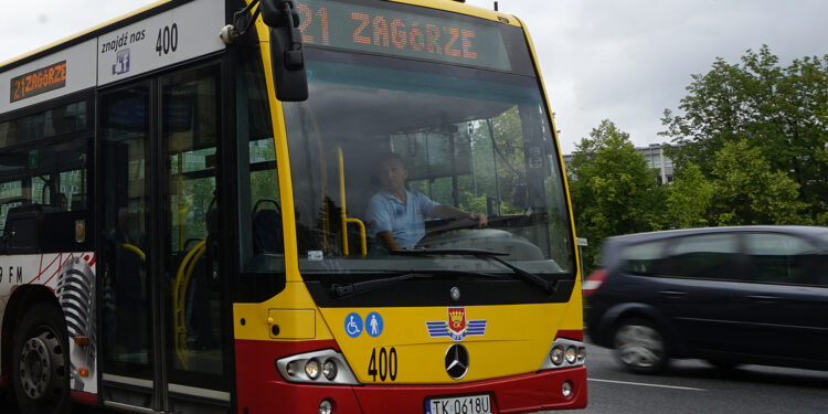 autobus MPK, przystanek autobusowy, komunikacja miejska / Patryk Cudzik / Radio Kielce