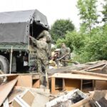 26.06.2021. Ciuślice, w gminie Czarnocin. Terytorialsi pomagają w usuwaniu skutków nawałnicy / ppor. Daniel Woś / ŚBOT