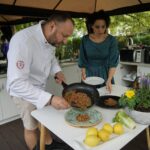 02.07.2021. Letnia kuchnia Radia Kielce. Piątkowa rybka. Na zdjęciu (od lewej): Tomasz Zapała - Polska Inicjatywa Kulinarna oraz Zespół Szkół Przemysłu Spożywczego i Magdalena Sitek - Radio Kielce / Aleksandra Bracha / Radio Kielce