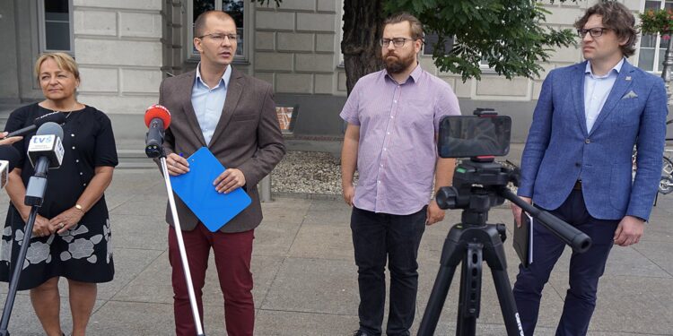 20.07.2021. Kielce. Konferencja prasowa. Na zdjęciu Anna Myślińska - radna klubu Koalicji Obywatelskiej, Michał Braun - przewodniczący klubu Koalicji Obywatelskiej, Grzegorz Borek - Stowarzyszenie Kieleckie Inwestycje, Szymon Ciupa - ekspert ds. SmartCity / Anita Banaś / Radio Kielce