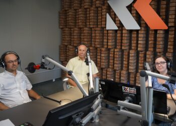 06.07.2021. Radio Kielce. Punkty widzenia. Na zdjęciu (od lewej): dr Dariusz Saletra - dyr. Centrum Medycznego PZU Zdrowie Artimed, dr Jerzy Staszczyk - wojewódzki konsultant w dziedzinie epidemiologii, Iwona Murawska - Radio Kielce / Dionizy Krawczyński / Radio Kielce