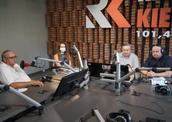 07.07.2021. Radio Kielce. Punkty widzenia. Na zdjęciu (od lewej): Dariusz Kałwa - prezes Polskiego Związku Motorowego w Kielcach, młodszy aspirant Joanna Żelezik - Wydział Ruchu Drogowego Komendy Wojewódzkiej Policji w Kielcach, Jakub Rożek - Radio Kielce, Artur Pluta - właściciel Szkoły Jazdy ENIGMA / Dionizy Krawczyński / Radio Kielce