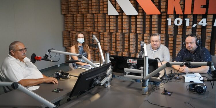 07.07.2021. Radio Kielce. Punkty widzenia. Na zdjęciu (od lewej): Dariusz Kałwa - prezes Polskiego Związku Motorowego w Kielcach, młodszy aspirant Joanna Żelezik - Wydział Ruchu Drogowego Komendy Wojewódzkiej Policji w Kielcach, Jakub Rożek - Radio Kielce, Artur Pluta - właściciel Szkoły Jazdy ENIGMA / Dionizy Krawczyński / Radio Kielce