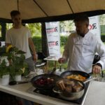 15.07.2021. Letnia kuchnia Radia Kielce. Na zdjęciu (od lewej): Dawid Marszałek - kucharz, Konrad Stokowiec - szef restauracji Willi Hueta / Anna Kwapisz / Radio Kielce