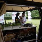 15.07.2021. Letnia kuchnia Radia Kielce. Na zdjęciu (od lewej): Magdalena Sitek - Radio Kielce, Konrad Stokowiec - szef restauracji Willi Hueta / Anna Kwapisz / Radio Kielce