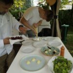 15.07.2021. Letnia kuchnia Radia Kielce. Na zdjęciu (od lewej): Konrad Stokowiec - szef restauracji Willi Hueta, Dawid Marszałek - kucharz / Anna Kwapisz / Radio Kielce