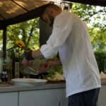 16.07.2021. Letnia kuchnia Radia Kielce. Piątkowa rybka. Na zdjęciu: Łukasz Wasik - drugi szef kuchni Żółty Słoń / Anna Kwapisz / Radio Kielce