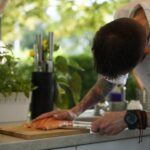 16.07.2021. Letnia kuchnia Radia Kielce. Piątkowa rybka. Na zdjęciu: Łukasz Wasik - drugi szef kuchni Żółty Słoń / Anna Kwapisz / Radio Kielce