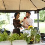 16.07.2021. Letnia kuchnia Radia Kielce. Piątkowa rybka. Na zdjęciu (od lewej): Magdalena Sitek - Radio Kielce i Łukasz Wasik - drugi szef kuchni Żółty Słoń / Anna Kwapisz / Radio Kielce