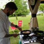 16.07.2021. Letnia kuchnia Radia Kielce. Piątkowa rybka. Na zdjęciu: Łukasz Wasik - drugi szef kuchni Żółty Słoń / Anna Kwapisz / Radio Kielce