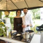 16.07.2021. Letnia kuchnia Radia Kielce. Piątkowa rybka. Na zdjęciu (od lewej): Magdalena Sitek - Radio Kielce i Łukasz Wasik - drugi szef kuchni Żółty Słoń / Anna Kwapisz / Radio Kielce