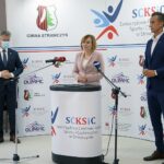 19.07.2021. Strawczynek. Briefing prasowy. Na zdjęciu (od lewej): Tadeusz Tkaczyk - wójt Strawczyna, Krzysztof Słoń - senator PiS, Anna Krupka - wiceminister kultury, sportu oraz dziedzictwa narodowego, Łukasz Woźniak - dyrektor samorządowego Centrum Kultury, Sportu i Czytelnictwa w Strawczynie / Anna Kwapisz / Radio Kielce