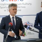 19.07.2021. Strawczynek. Briefing prasowy. Na zdjęciu (od lewej): Krzysztof Słoń - senator PiS, Łukasz Woźniak - dyrektor samorządowego Centrum Kultury, Sportu i Czytelnictwa w Strawczynie / Anna Kwapisz / Radio Kielce