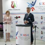 19.07.2021. Strawczynek. Briefing prasowy. Na zdjęciu (od lewej): Tadeusz Tkaczyk - wójt Strawczyna, Anna Krupka - wiceminister kultury, sportu oraz dziedzictwa narodowego, Krzysztof Słoń - senator PiS, Łukasz Woźniak - dyrektor samorządowego Centrum Kultury, Sportu i Czytelnictwa w Strawczynie / Anna Kwapisz / Radio Kielce