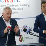 19.07.2021. Strawczynek. Briefing prasowy. Na zdjęciu (od lewej): Tadeusz Tkaczyk - wójt Strawczyna, Łukasz Woźniak - dyrektor samorządowego Centrum Kultury, Sportu i Czytelnictwa w Strawczynie / Anna Kwapisz / Radio Kielce