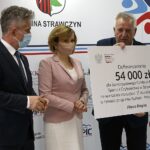 19.07.2021. Strawczynek. Briefing prasowy. Na zdjęciu (od lewej): Krzysztof Słoń - senator PiS, Anna Krupka - wiceminister kultury, sportu oraz dziedzictwa narodowego, Tadeusz Tkaczyk - wójt Strawczyna / Anna Kwapisz / Radio Kielce