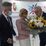 19.07.2021. Strawczynek. Briefing prasowy. Na zdjęciu (od lewej): Krzysztof Słoń - senator PiS, Anna Krupka - wiceminister kultury, sportu oraz dziedzictwa narodowego, Tadeusz Tkaczyk - wójt Strawczyna / Anna Kwapisz / Radio Kielce