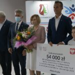 19.07.2021. Strawczynek. Briefing prasowy. Na zdjęciu: Tadeusz Tkaczyk - wójt Strawczyna (drugi z lewej), Krzysztof Słoń - senator PiS (trzeci z lewej), Anna Krupka - wiceminister kultury, sportu oraz dziedzictwa narodowego, Łukasz Woźniak - dyrektor samorządowego Centrum Kultury, Sportu i Czytelnictwa w Strawczynie / Anna Kwapisz / Radio Kielce