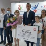 19.07.2021. Strawczynek. Briefing prasowy. Na zdjęciu (od lewej): Tadeusz Tkaczyk - wójt Strawczyna, Krzysztof Słoń - senator PiS, Anna Krupka - wiceminister kultury, sportu oraz dziedzictwa narodowego, Łukasz Woźniak - dyrektor samorządowego Centrum Kultury, Sportu i Czytelnictwa w Strawczynie / Anna Kwapisz / Radio Kielce