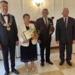 12.07.2021. Mirzec. Jubileusz Złotych Godów. Na zdjęciu (od lewej): Mirosław Seweryn - wójt gm. Mirzec,  Elżbieta i Jóżef Packowie - małżonkowie, Krzysztof Lipiec - poseł PiS / Anna Głąb / Radio Kielce