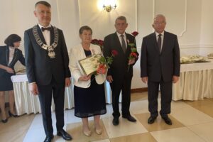 12.07.2021. Mirzec. Jubileusz Złotych Godów. Na zdjęciu (od lewej): Mirosław Seweryn - wójt gm. Mirzec, Elżbieta i Jóżef Packowie - małżonkowie, Krzysztof Lipiec - poseł PiS / Anna Głąb / Radio Kielce