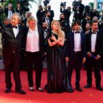 Cannes. 74. Międzynarodowy Festiwal Filmowy. Na zdjęciu: Tony Gatlif  (drugi z lewej), Karoline Rose Sun (w środku), David Murgia (trzeci z prawej), Slimane Dazi (drugi z prawej) i goście przybyli na seans 'Stillwater' / CAROLINE BLUMBERG / PAP/EPA