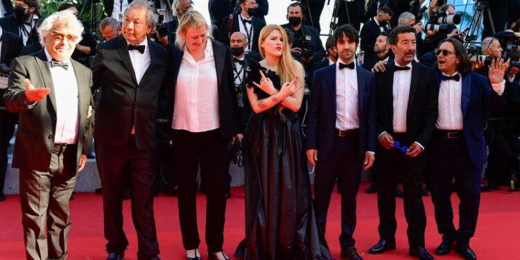 Cannes. 74. Międzynarodowy Festiwal Filmowy. Na zdjęciu: Tony Gatlif  (drugi z lewej), Karoline Rose Sun (w środku), David Murgia (trzeci z prawej), Slimane Dazi (drugi z prawej) i goście przybyli na seans 'Stillwater' / CAROLINE BLUMBERG / PAP/EPA