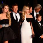 10.07.2021. Cannes. 74. Międzynarodowy Festiwal Filmowy. Na zdjęciu (od lewej): Hopper Jack Penn, Dylan Penn, Sean Penn, Katheryn Winnick, Daniel Mode i Beckam Crawford przybyli na seans 'Flag Day' / CAROLINE BLUMBERG / PAP/EPA