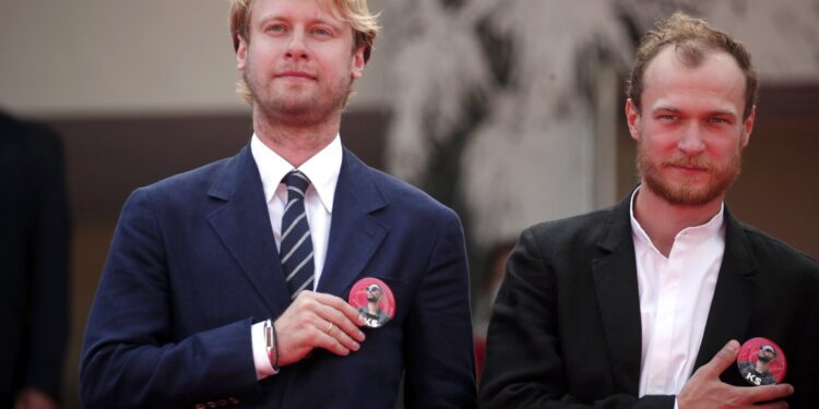 12.07.2021. Cannes. Festiwal Filmowy. Na zdjęciu (od lewej): Ilya Stewart i Yuriy Borisov / IAN LANGSDON / PAP/EPA.