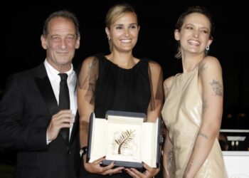 17.07.2021/ Cannes. Reżyserka Julia Ducournau (w środku) wraz Vincentem Lindonem (z lewej) i Agathe Rousselle ze Złotą Palmą za „Titane” na 74. dorocznym Festiwalu Filmowym w Cannes / PAP/EPA/ANDRE PAIN