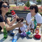 25.07.2021. Skalbmierz.„Wakacje 2021. Spotkajmy się”. Na zdjęciu (od lewej): Magdalena Sitek - Radio Kielce i Kazimiera Chłoń / Kamil Włosowicz