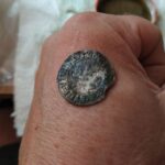 13.07.2021. Końskie. Skarby przy kościele. Grosz pruski po obmyciu 1538 Albrecht Hohenzolern / Radosław Nowek / Stowarzyszenie Historyczne Pasja