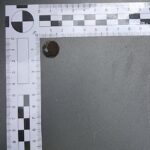 13.07.2021. Końskie. Skarby przy kościele. Guzik marynarki wojennej, niemiecki / Radosław Nowek / Stowarzyszenie Historyczne Pasja