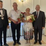 12.07.2021. Mirzec. Jubileusz Złotych Godów. Na zdjęciu (od lewej): Mirosław Seweryn - wójt gm. Mirzec,  Kazimierz i Halina Derlatkowie - małżonkowie, Krzysztof Lipiec - poseł PiS / Anna Głąb / Radio Kielce