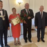 12.07.2021. Mirzec. Jubileusz Złotych Godów. Na zdjęciu (od lewej): Mirosław Seweryn - wójt gm. Mirzec,  Halina i Mieczysław Lechowie - małżonkowie, Krzysztof Lipiec - poseł PiS / Anna Głąb / Radio Kielce