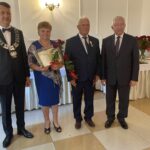 12.07.2021. Mirzec. Jubileusz Złotych Godów. Na zdjęciu (od lewej): Mirosław Seweryn - wójt gm. Mirzec,  Helena i Stanisław Kwapiszowie - małżonkowie, Krzysztof Lipiec - poseł PiS / Anna Głąb / Radio Kielce