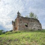01.07.2021. Włostów. Ruiny budynku zboru ariańskiego / Emilia Sitarska / Radio Kielce