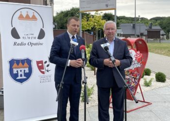 20.07.2021. Opatów. Fundusze na realizacje zadań dla Opatowskiego Ośrodka Kultury w Opatowie. Na zdjęciu (od lewej): Grzegorz Gajewski - burmistrz Opatowa i poseł Krzysztof Lipiec - prezes świętokrzyskich struktur PiS / Emilia Sitarska / Radio Kielce