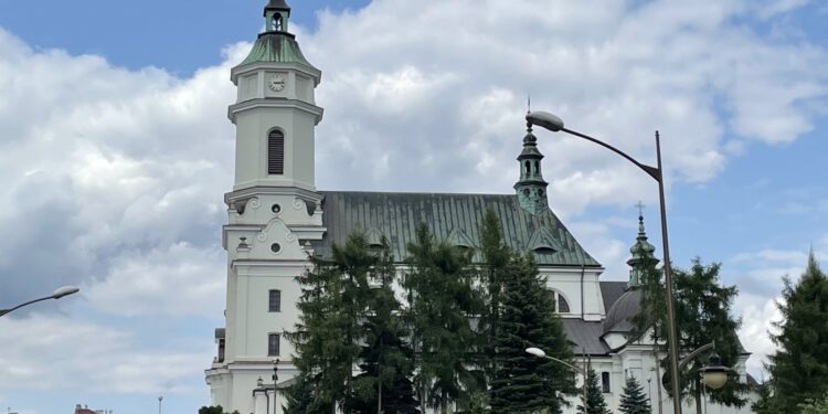 Ostrowiec Świętokrzyski. Kolegiata pw. św. Michała / Fot. Emilia Sitarska - Radio Kielce