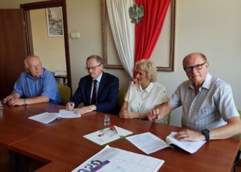 30.07.2021. Starachowice. Podpisanie umowy na dofinansowanie wymiany wind w wieżowcach. Na zdjęciu (od lewej): Ryszard Ludwiński - przewodniczący Rady Nadzorczej Starachowickiej Spółdzielni Mieszkaniowej, Andrzej Michalski - dyrektor PFRON w Kielcach, Danuta Krępa - radna PiS i Marek Skiba - prezes zarządu Starachowickiej Spółdzielni Mieszkaniowej / Andrzej Michalski