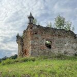 01.07.2021. Włostów. Ruiny budynku zboru ariańskiego / Emilia Sitarska / Radio Kielce