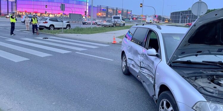 14.07.2021. Kielce. Wypadek na skrzyżowaniu alei Solidarności i ulicy Świętokrzyskiej / Wiktor Taszłow / Radio Kielce