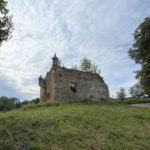 01.07.2021. Włostów. Ruiny budynku zboru ariańskiego / Emilia Sitarska / Radio Kielce