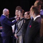 02.07.2021. Kielce. Gala jubileuszowa 25-lecia Kieleckiego Teatru Tańca. Na zdjęciu: Rafał Nowak, wicewojewoda świętokrzyski wręcza wyróżnienia osobom zasłużonym dla KTT / Jarosław Kubalski / Radio Kielce