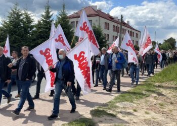 28.05.2021. Starachowice. Pikieta przed zakładami MAN / Anna Głąb / Radio Kielce