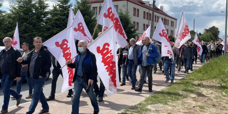 28.05.2021. Starachowice. Pikieta przed zakładami MAN / Anna Głąb / Radio Kielce