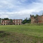 01.07.2021. Włostów. Ruiny budynku zboru ariańskiego / Emilia Sitarska / Radio Kielce